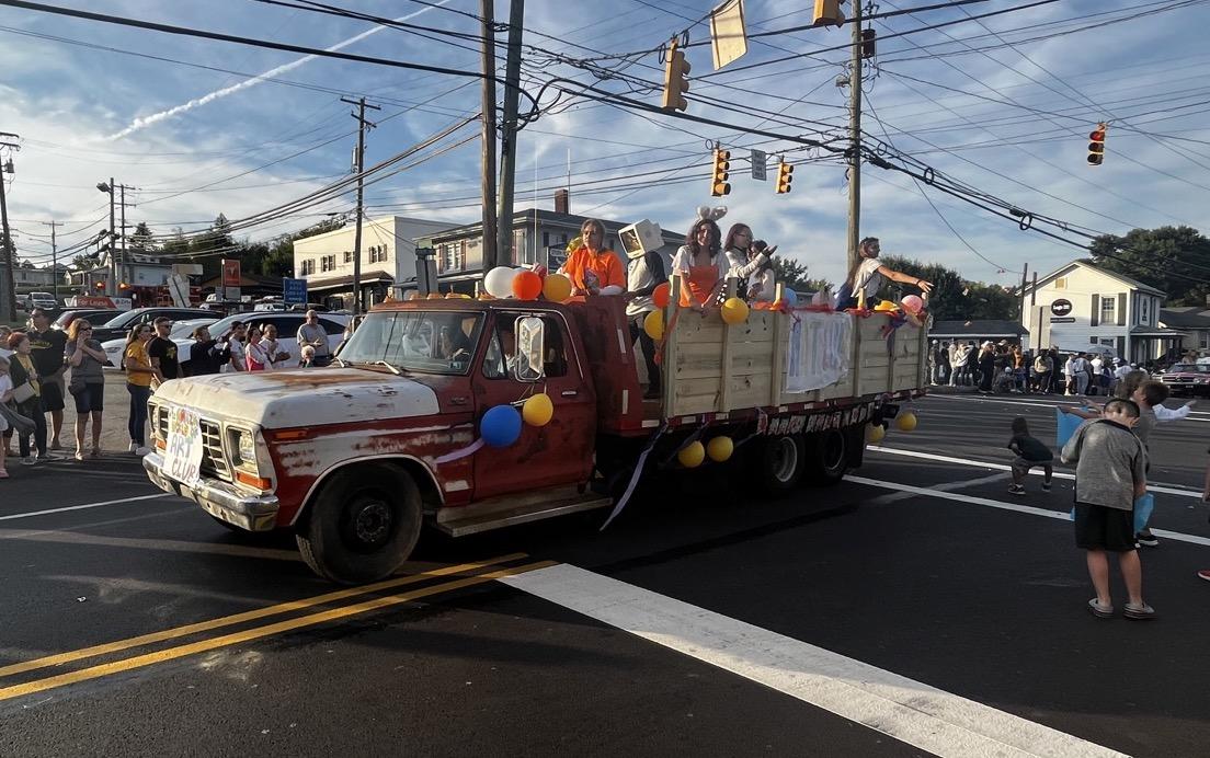 Art Club members toss candy from their ‘Amazing World of Gumball’ themed float